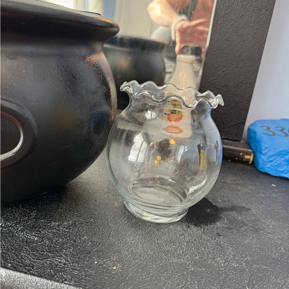 Set of 2 bowls, one black deep plastic one glass round with accented edges. - Picture 3 of 8